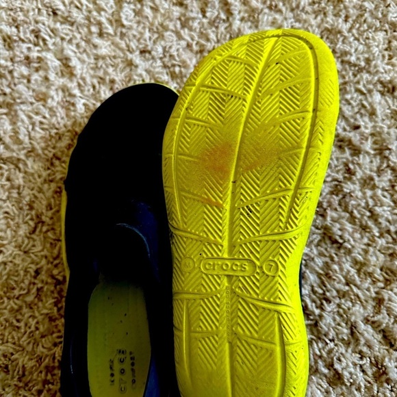 Men's crocs black and neon pre owned size 7 - Picture 2 of 3